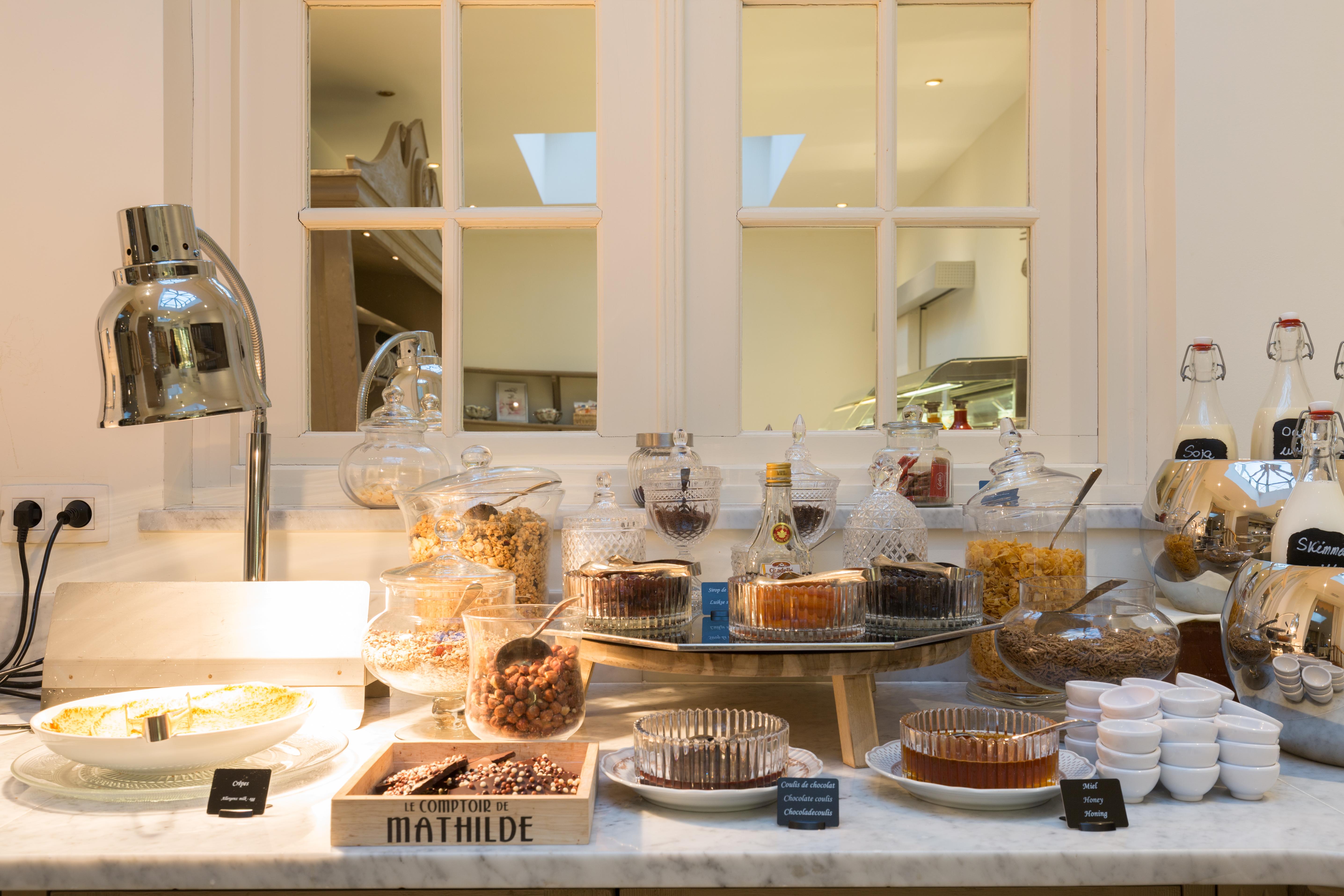 Stanhope Hotel By Thon Hotels Bruxelas Exterior foto A selection of desserts at the hotel