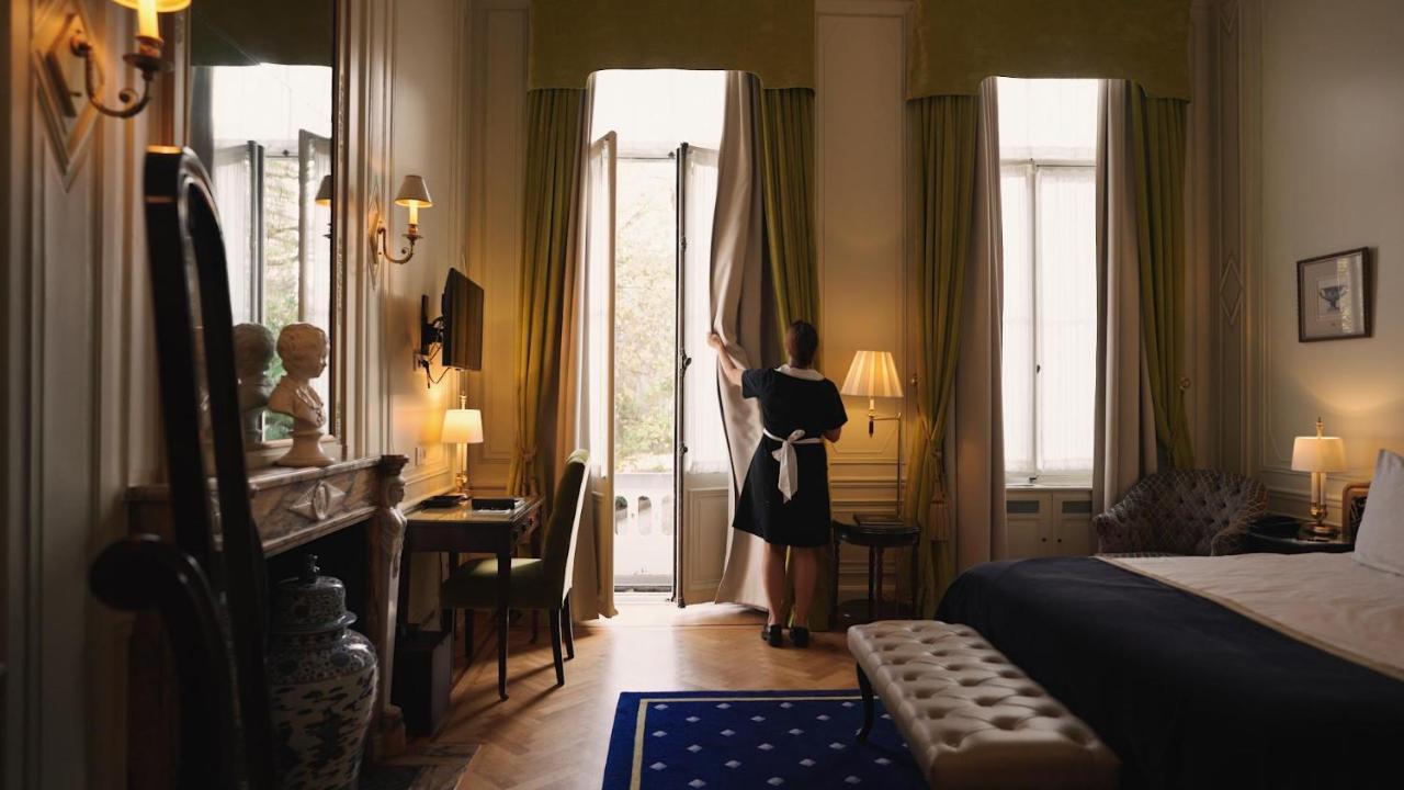 Stanhope Hotel By Thon Hotels Bruxelas Exterior foto A chambermaid opening the curtains in a hotel room