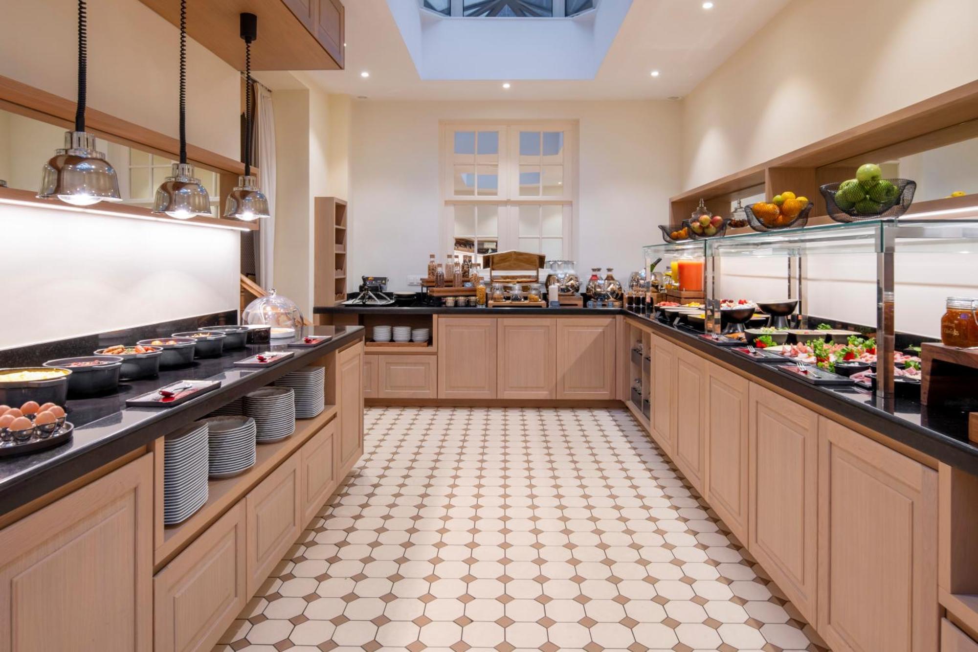 Stanhope Hotel By Thon Hotels Bruxelas Exterior foto The buffet at the restaurant