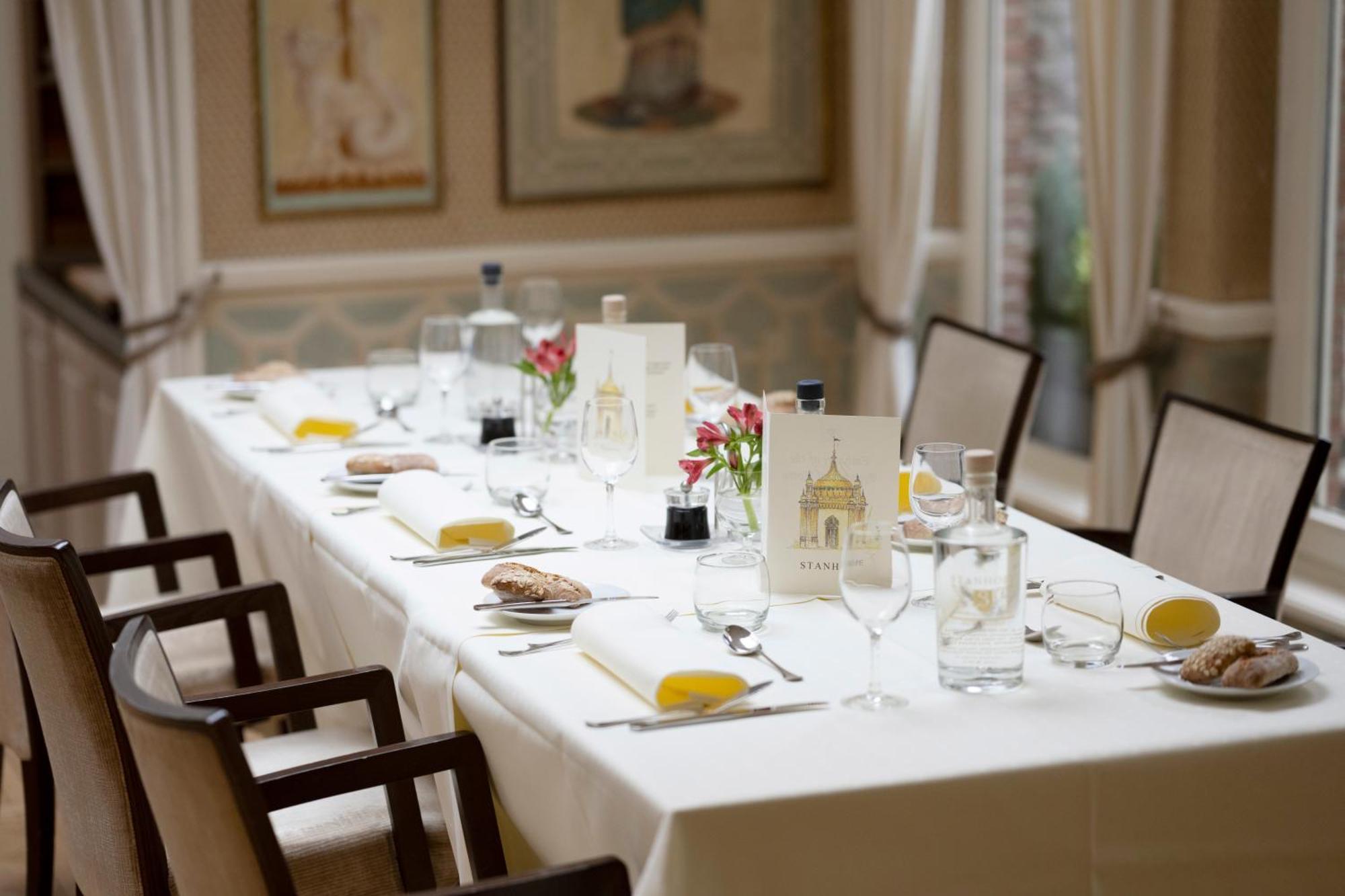 Stanhope Hotel By Thon Hotels Bruxelas Exterior foto A table set for a blind tasting
