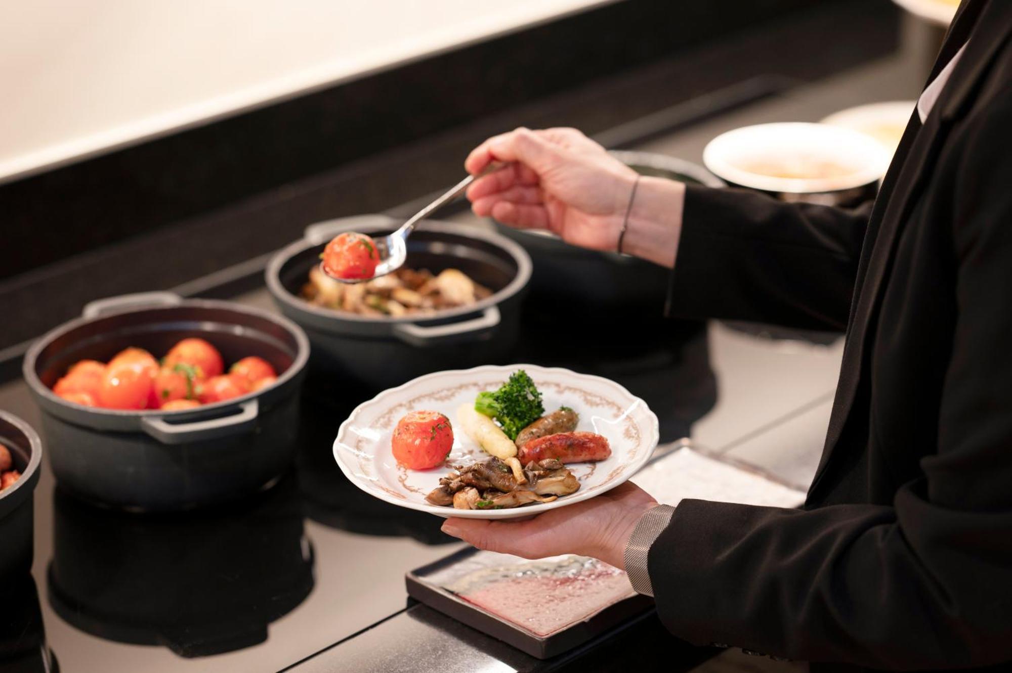 Stanhope Hotel By Thon Hotels Bruxelas Exterior foto A server prepares a plate of food