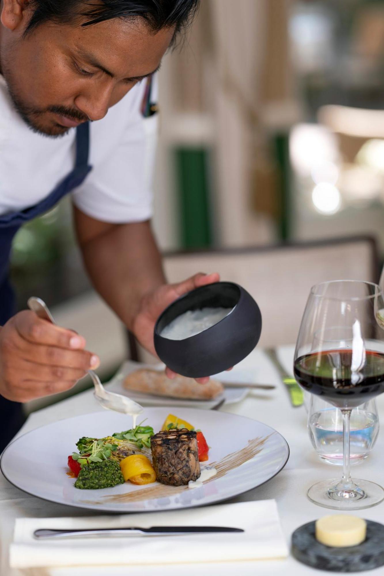 Stanhope Hotel By Thon Hotels Bruxelas Exterior foto A server holding a bowl of salt